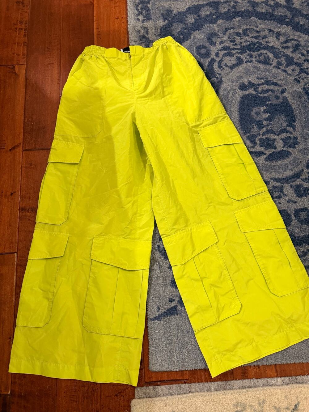 Ankvas Wide-leg Cargo Pants. Vibrant neon green.
